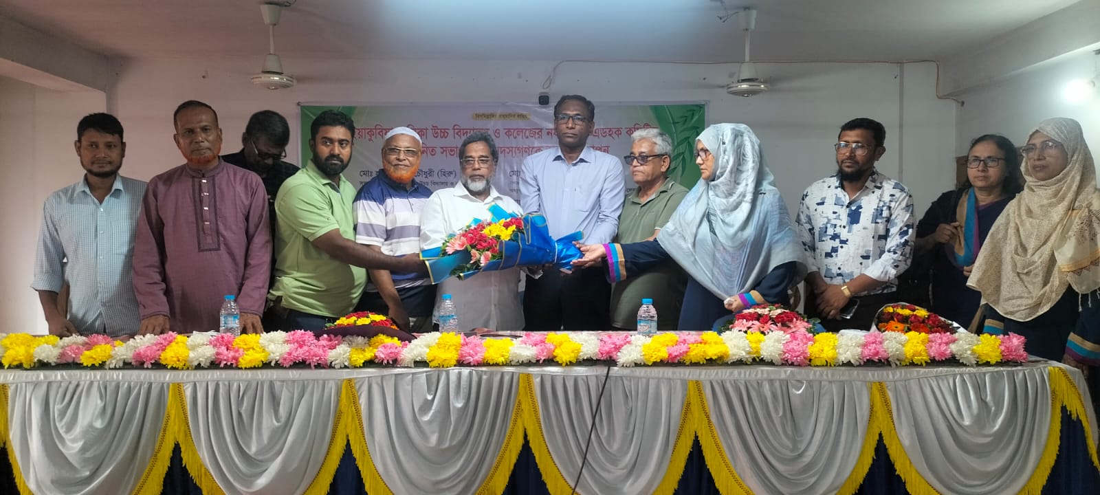 এডহক কমিটির সম্মানিত সভাপতি জনাব মোঃ হামিদুল হক চৌধুরী হিরু মহোদয়কে ফুলেল শুভেচ্ছা জ্ঞাপন